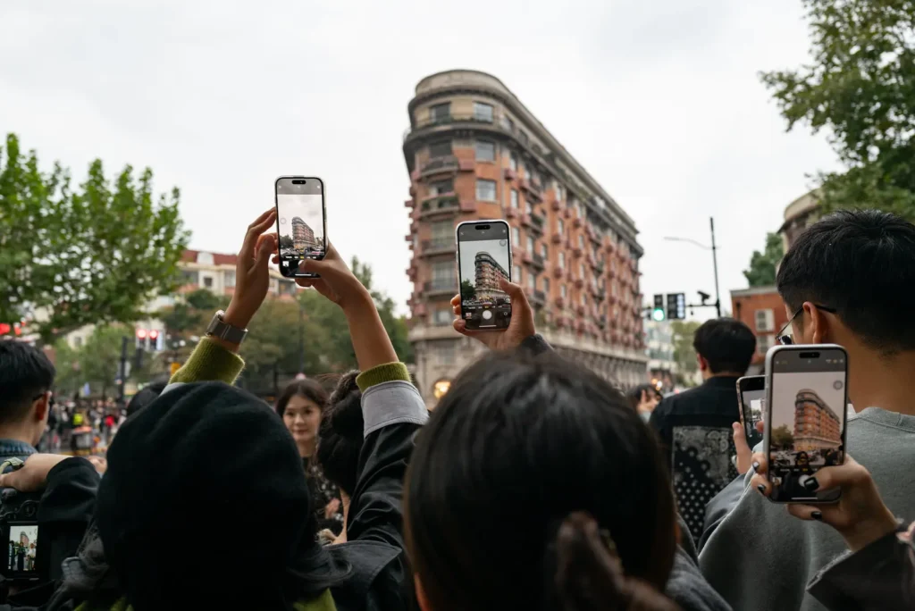Crowds take photos of Wukang Mansion in Shanghai